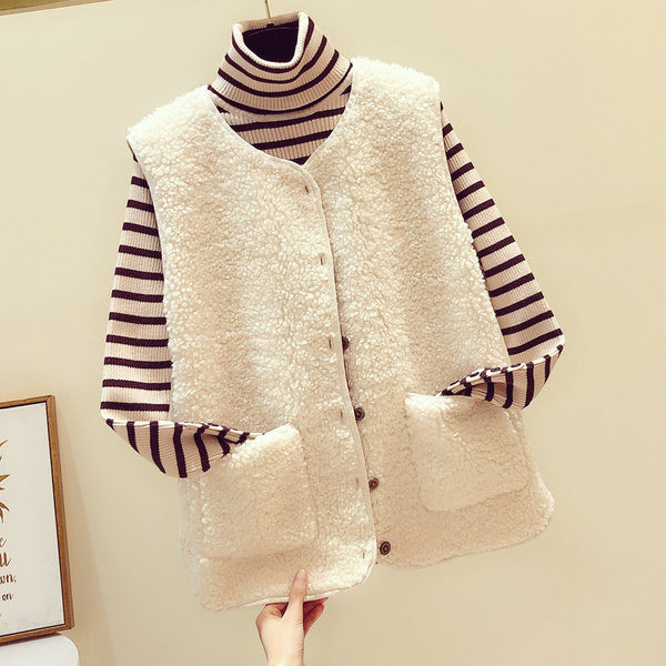 Moteriška pūkinė liemenė su V formos apykakle ir sagomis