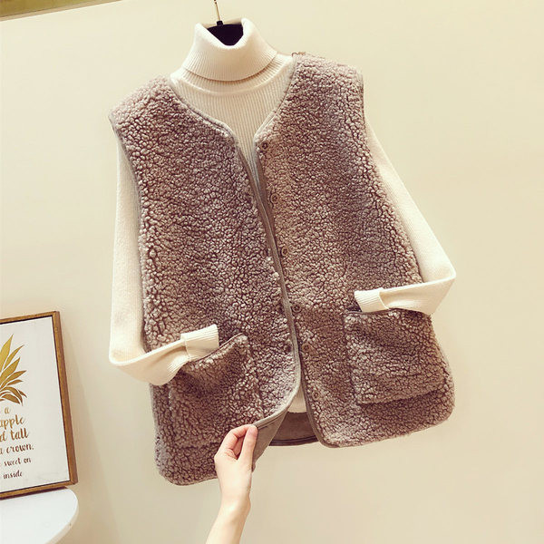 Moteriška pūkinė liemenė su V formos apykakle ir sagomis