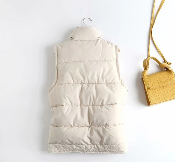 Naiste talvevest nööpide ja suurte taskutega