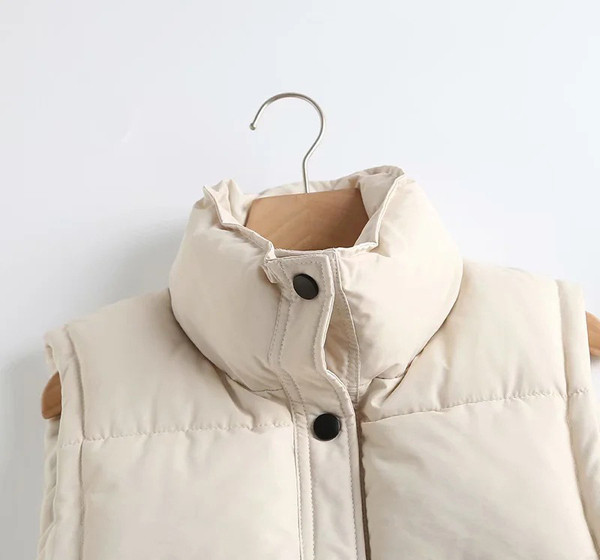 Naiste talvevest nööpide ja suurte taskutega