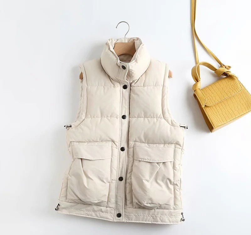 Naiste talvevest nööpide ja suurte taskutega