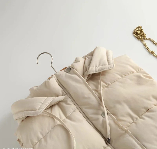 Moteriška žieminė liemenė su gobtuvu ir kišenėmis