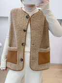 Naujas moteriškos pūkinės liemenės modelis su ovalia iškirpte, kišenėmis ir sagomis