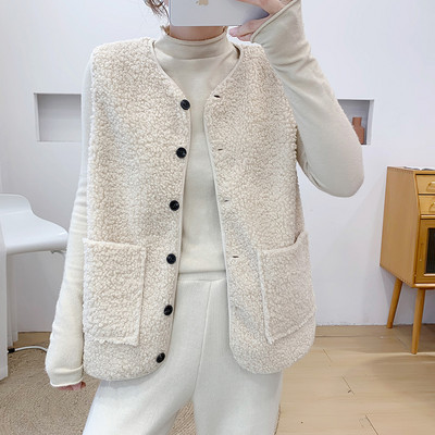 Naujas moteriškos pūkinės liemenės modelis su ovalia iškirpte, kišenėmis ir sagomis