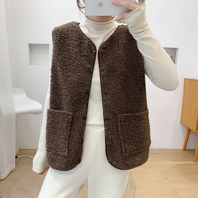 Naujas moteriškos pūkinės liemenės modelis su ovalia iškirpte, kišenėmis ir sagomis