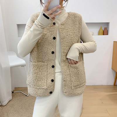 Naujas moteriškos pūkinės liemenės modelis su ovalia iškirpte, kišenėmis ir sagomis