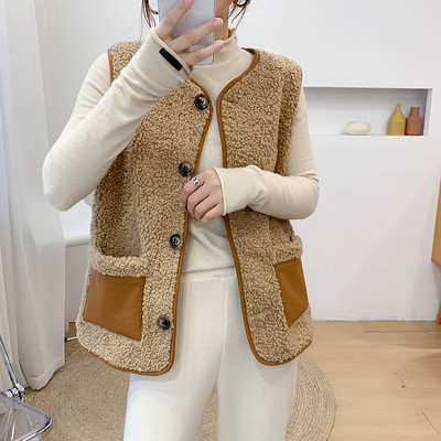 Naujas moteriškos pūkinės liemenės modelis su ovalia iškirpte, kišenėmis ir sagomis