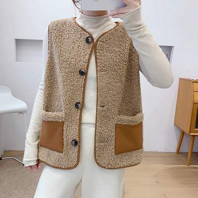 Naujas moteriškos pūkinės liemenės modelis su ovalia iškirpte, kišenėmis ir sagomis