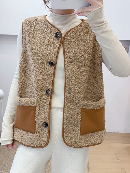 Naujas moteriškos pūkinės liemenės modelis su ovalia iškirpte, kišenėmis ir sagomis