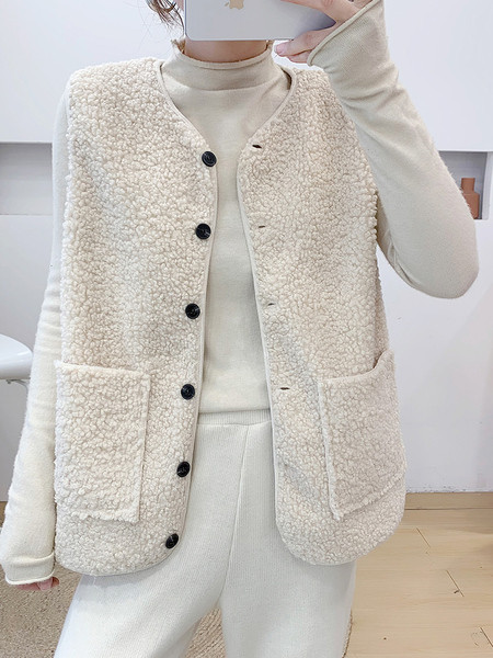 Naujas moteriškos pūkinės liemenės modelis su ovalia iškirpte, kišenėmis ir sagomis