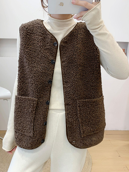 Naujas moteriškos pūkinės liemenės modelis su ovalia iškirpte, kišenėmis ir sagomis