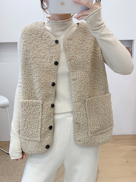 Naujas moteriškos pūkinės liemenės modelis su ovalia iškirpte, kišenėmis ir sagomis