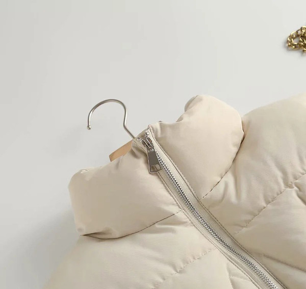 Naiste asümmeetriline lukuga vest