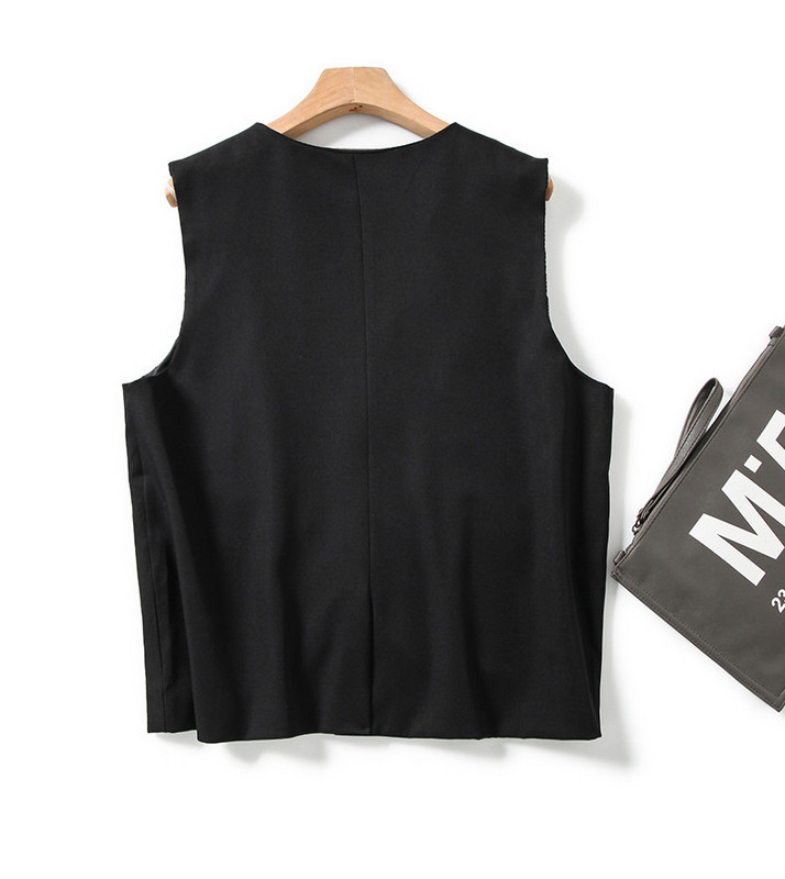 Šiuolaikinė moteriška juoda liemenė su sagute