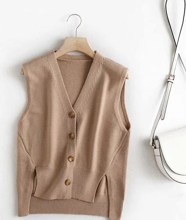 Pleteni svakodnevni ženski prsluk sa špic izrezom i gumbima