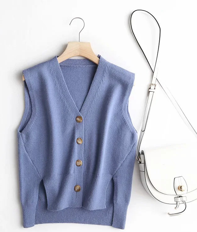 Pleteni svakodnevni ženski prsluk sa špic izrezom i gumbima