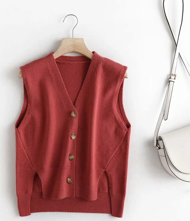 Pleteni svakodnevni ženski prsluk sa špic izrezom i gumbima