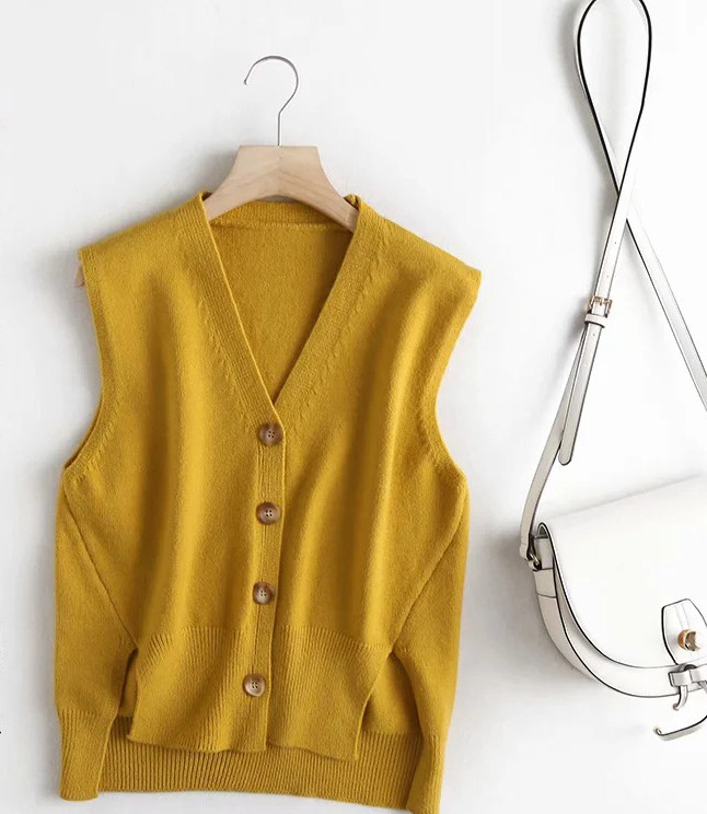 Pleteni svakodnevni ženski prsluk sa špic izrezom i gumbima