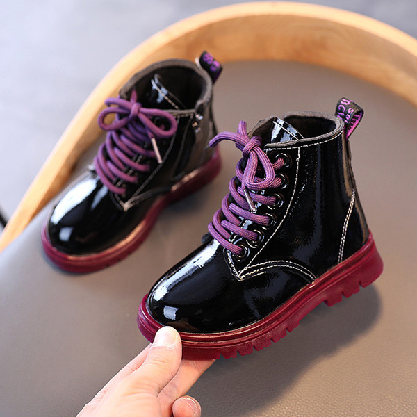 Lakuoti vaikiški batai mergaitėms lygiais padais ir raišteliais