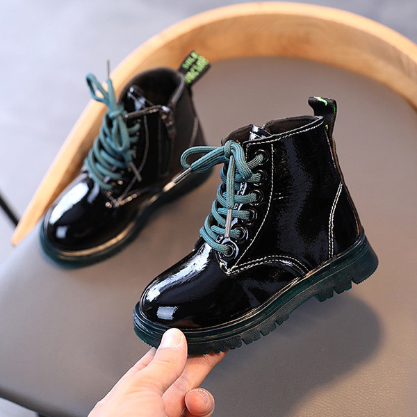 Lakuoti vaikiški batai mergaitėms lygiais padais ir raišteliais