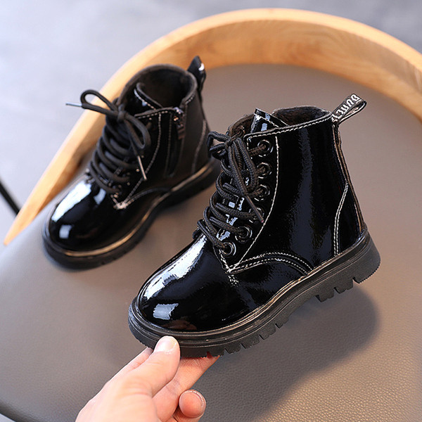 Lakuoti vaikiški batai mergaitėms lygiais padais ir raišteliais