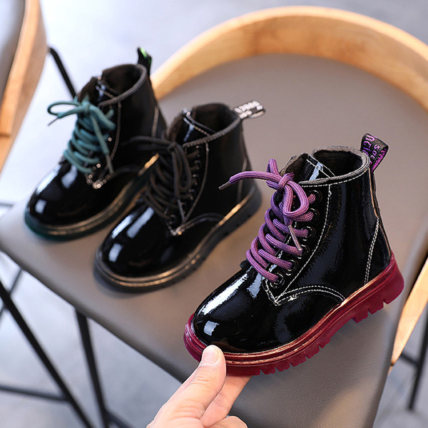 Lakuoti vaikiški batai mergaitėms lygiais padais ir raišteliais