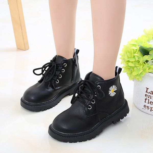 Öko-nahast moodsad värvilise tikandiga lastesaapad pehme voodriga ja ilma