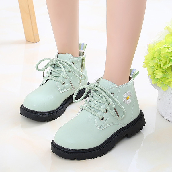 Öko-nahast moodsad värvilise tikandiga lastesaapad pehme voodriga ja ilma