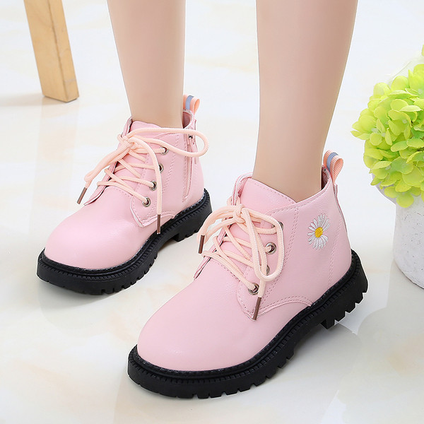 Öko-nahast moodsad värvilise tikandiga lastesaapad pehme voodriga ja ilma