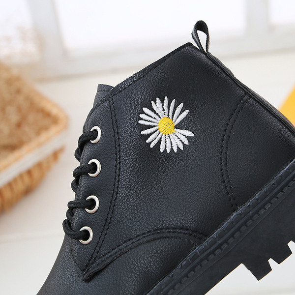 Öko-nahast moodsad värvilise tikandiga lastesaapad pehme voodriga ja ilma