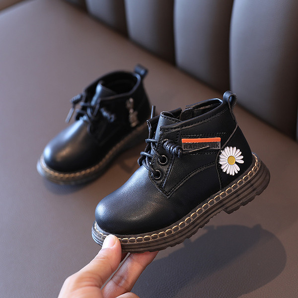 Šiuolaikiški vaikiški batai su spalvotais siuvinėjimais