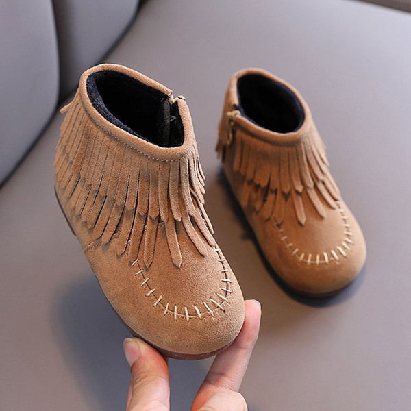 Modernūs vaikiški batai iš ekologiškos zomšos plokščiu padu ir kutais