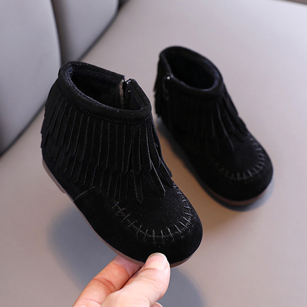 Modernūs vaikiški batai iš ekologiškos zomšos plokščiu padu ir kutais