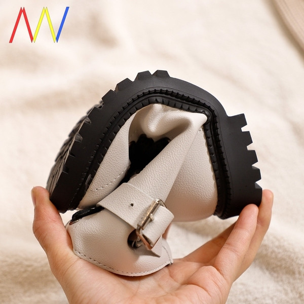 Moodsad paelte ja pandlaga saapad