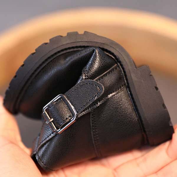 Nahast pandlaga lastesaapad tüdrukutele