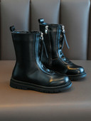 Lihtne tõmblukuga musta värvi lastesaabaste mudel