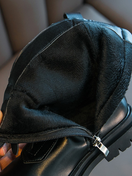 Lihtne tõmblukuga musta värvi lastesaabaste mudel