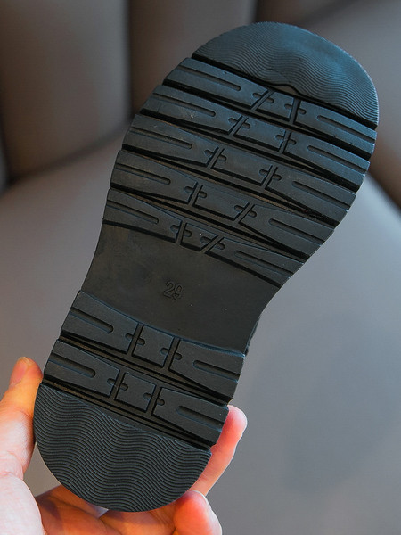 Lihtne tõmblukuga musta värvi lastesaabaste mudel