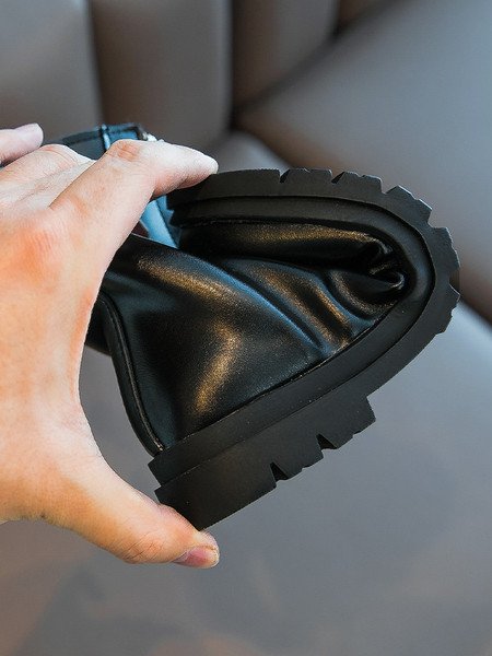 Lihtne tõmblukuga musta värvi lastesaabaste mudel