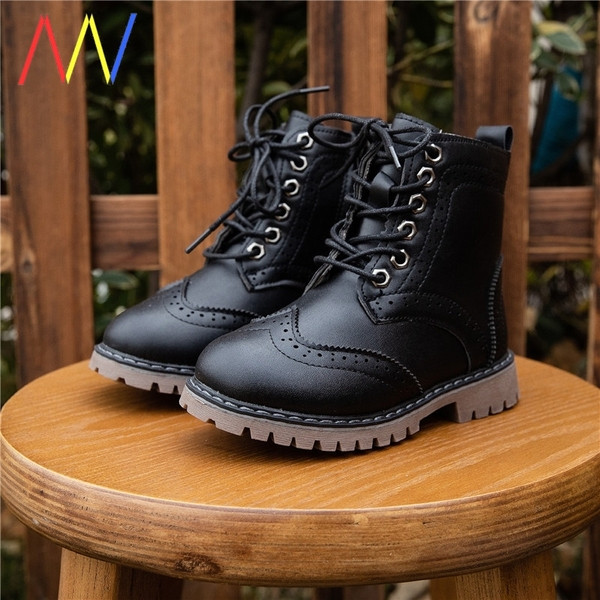 Moodsad krobelise talla ja paeltega lastesaapad