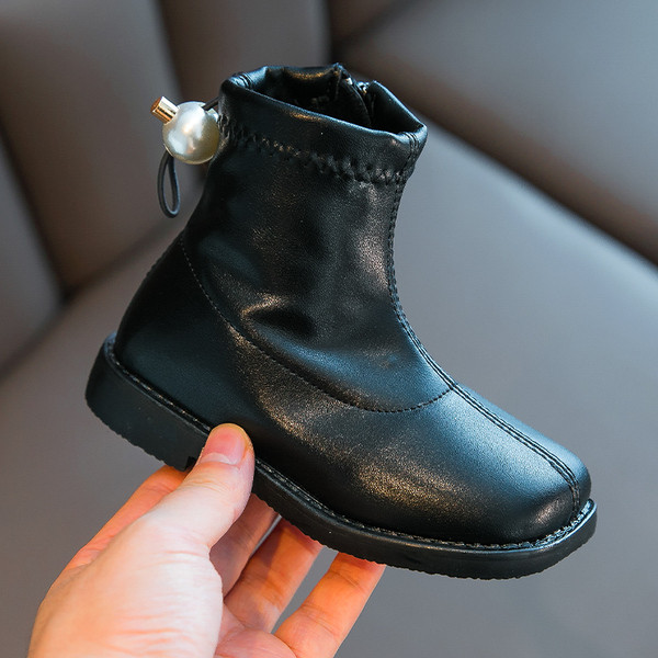 Tavaline pärlitega ökonahast lastesaabaste mudel