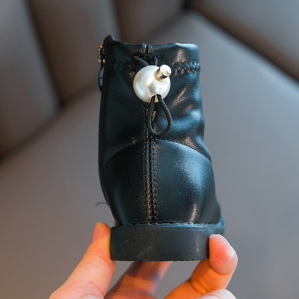 Tavaline pärlitega ökonahast lastesaabaste mudel