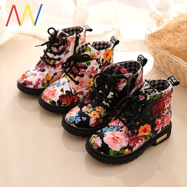 Šiuolaikiniai vaikiški batai su gėlių raštu