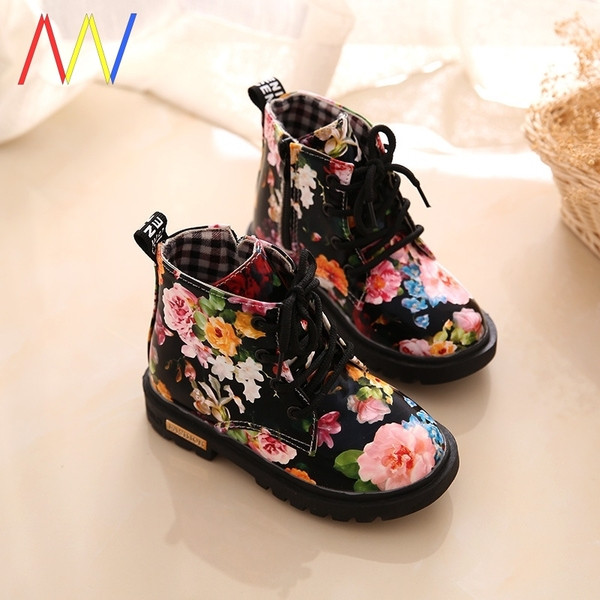 Šiuolaikiniai vaikiški batai su gėlių raštu