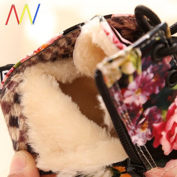 Šiuolaikiniai vaikiški batai su gėlių raštu