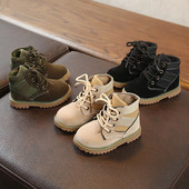 Naujas vaikiškų batų modelis lygiais padais ir raišteliais