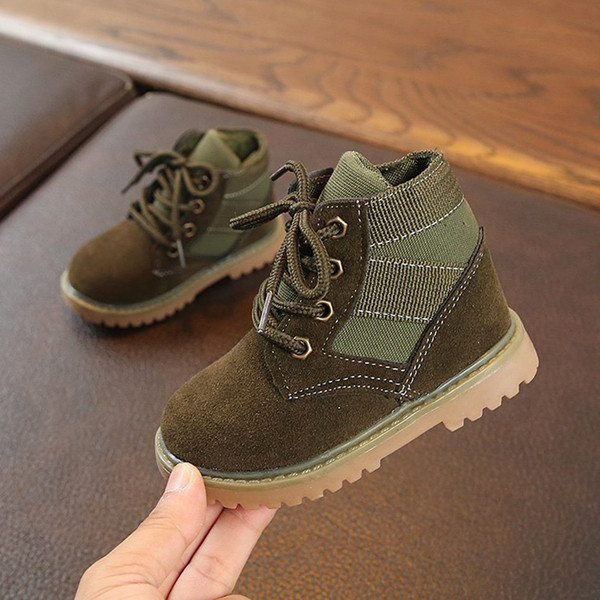 Naujas vaikiškų batų modelis lygiais padais ir raišteliais