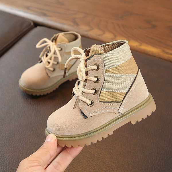 Naujas vaikiškų batų modelis lygiais padais ir raišteliais