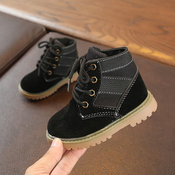 Naujas vaikiškų batų modelis lygiais padais ir raišteliais