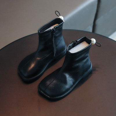 Paprastas vaikiškų batų modelis iš eko odos plokščiu padu